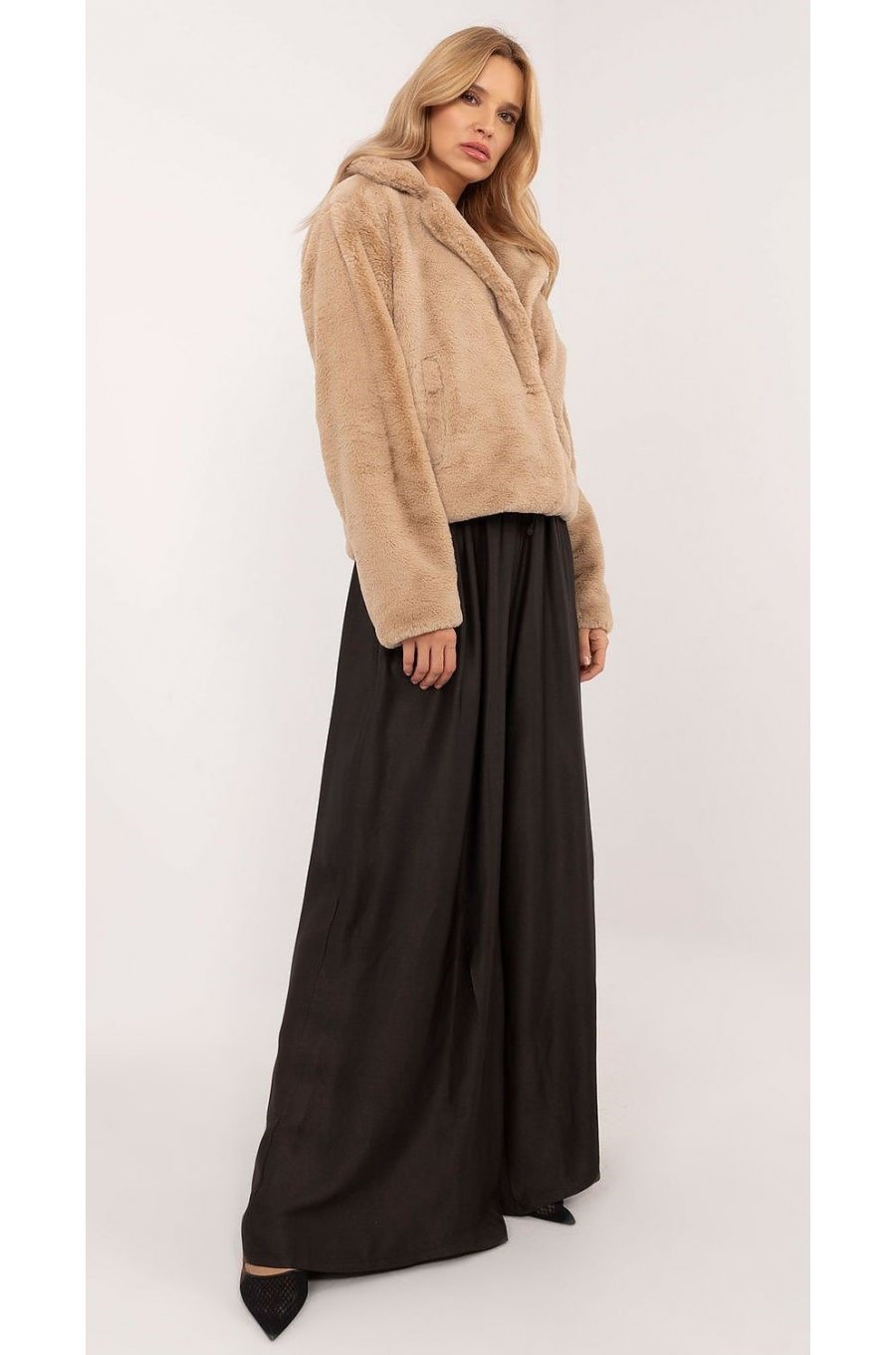 Geaca dama de iarna scurta, din blana eco bej, Yanira Geaca dama de iarna scurta, din blana eco bej, Yanira 3 - jojofashion.ro