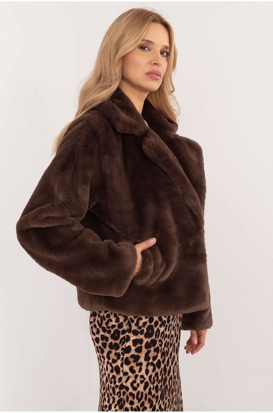 Geaca dama de iarna scurta, din blana eco maro, Yanira1 Geaca dama de iarna scurta, din blana eco maro, Yanira1 2 - jojofashion.ro