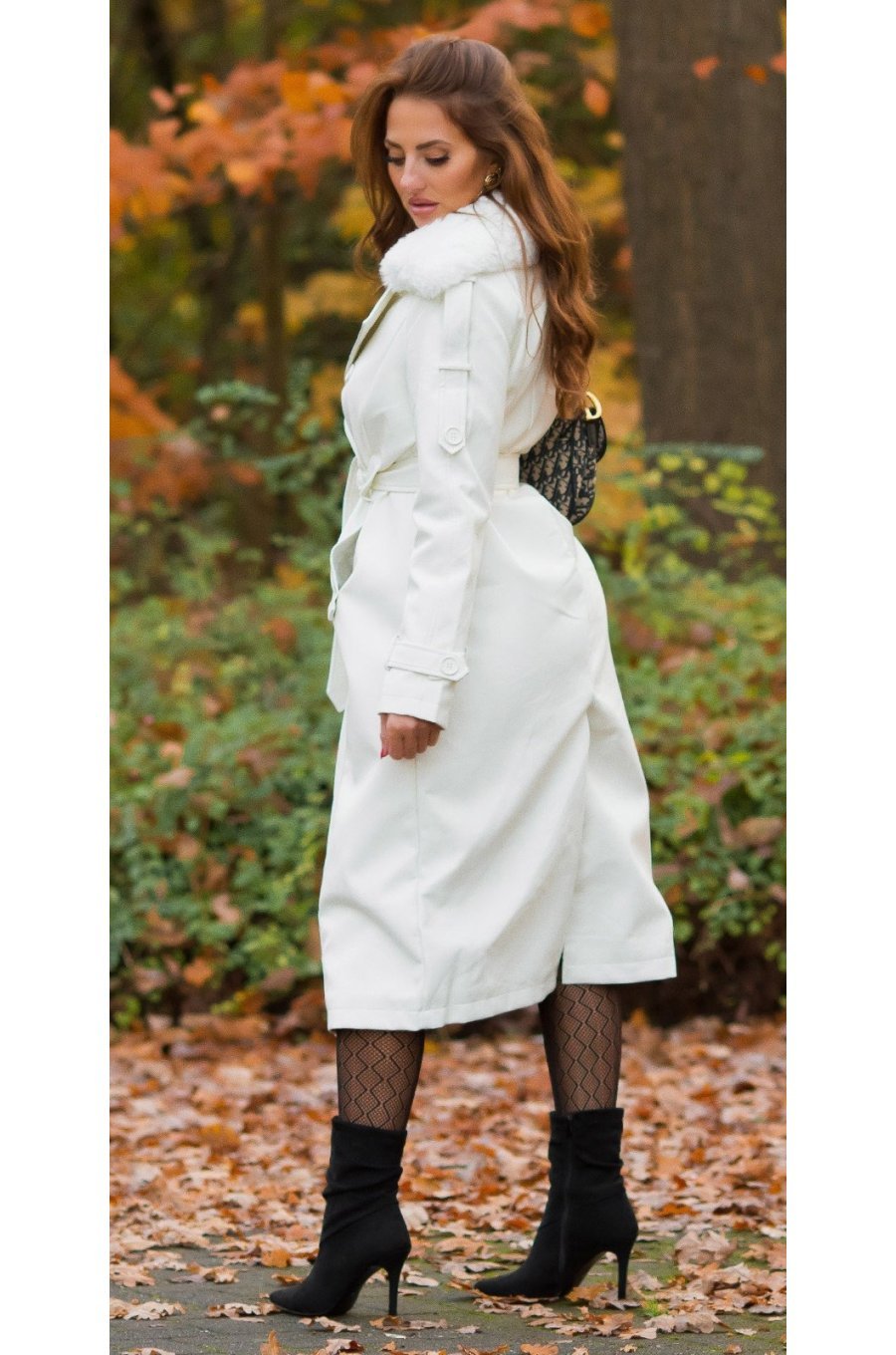 Palton dama elegant, lung, din piele eco, alb, cu guler din blana, London Palton dama elegant, lung, din piele eco, alb, cu guler din blana, London 2 - jojofashion.ro