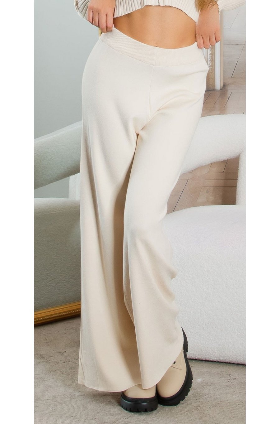 Pantaloni dama evazati, bej, din vascoza, cu talia inalta, Jalyn Pantaloni dama evazati, bej, din vascoza, cu talia inalta, Jalyn 1 - jojofashion.ro