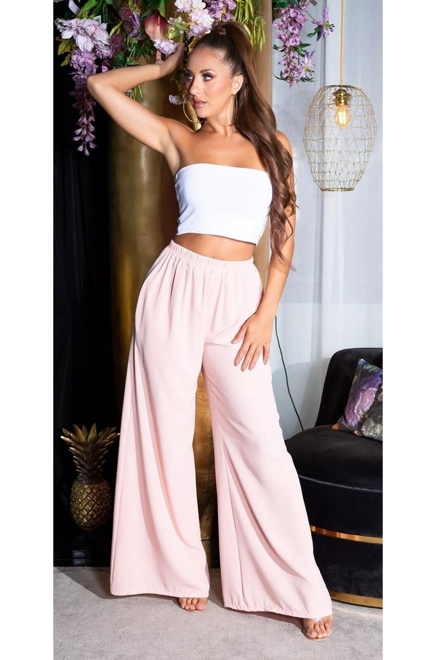 Pantaloni dama evazati largi roz pal Katarina Pantaloni dama evazati largi roz pal Katarina 1 - jojofashion.ro