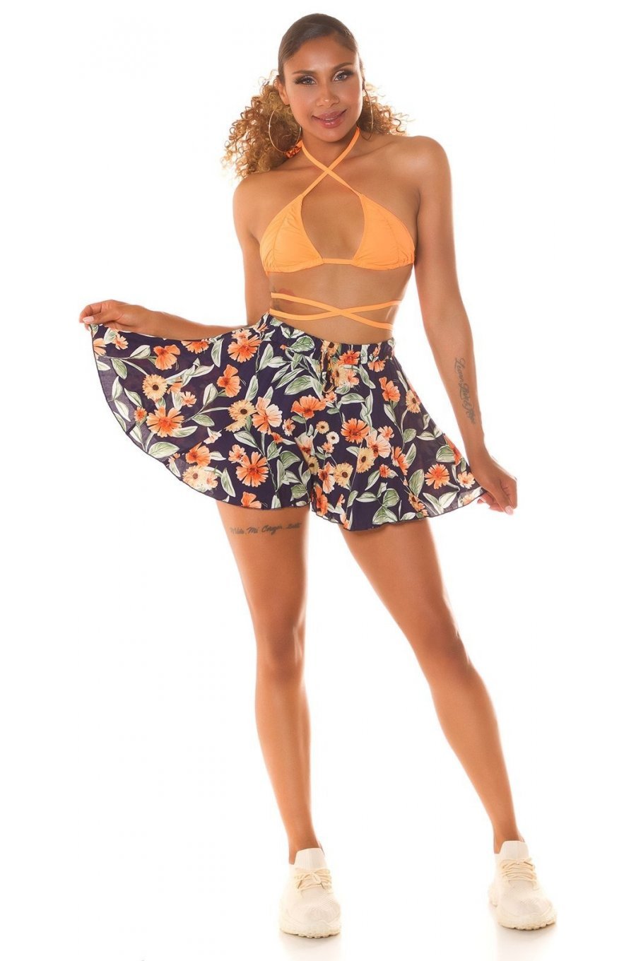 Pantaloni dama scurti, lejeri, bleumarin cu flori multicolore, din vascoza, Keilana 4 - jojofashion.ro