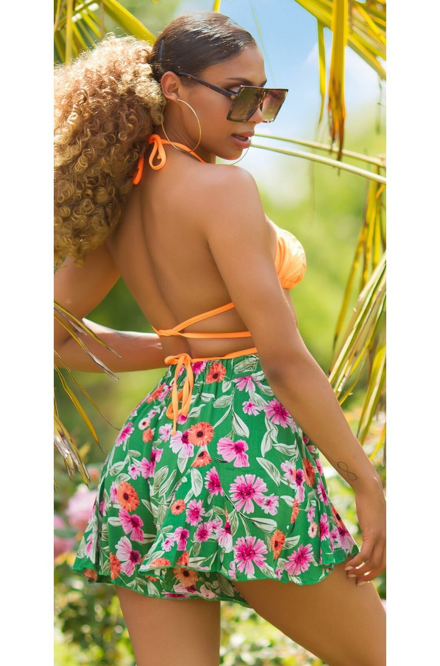 Pantaloni dama scurti, lejeri, verzi cu flori multicolore, din vascoza, Keilana 2 - jojofashion.ro
