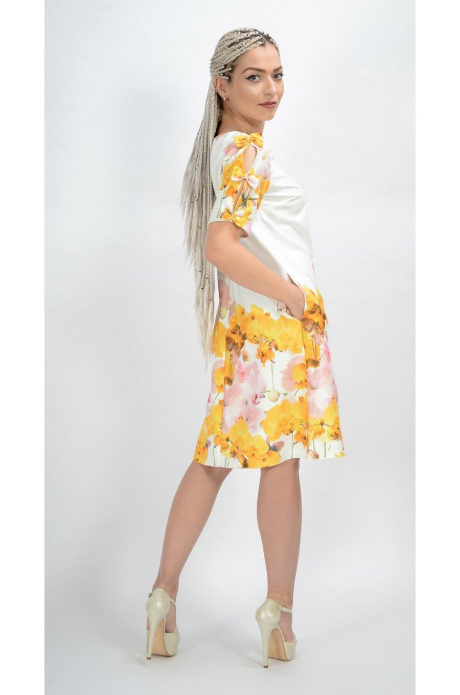 Rochie midi alba cu flori galbene croi A Barbara 2 - jojofashion.ro