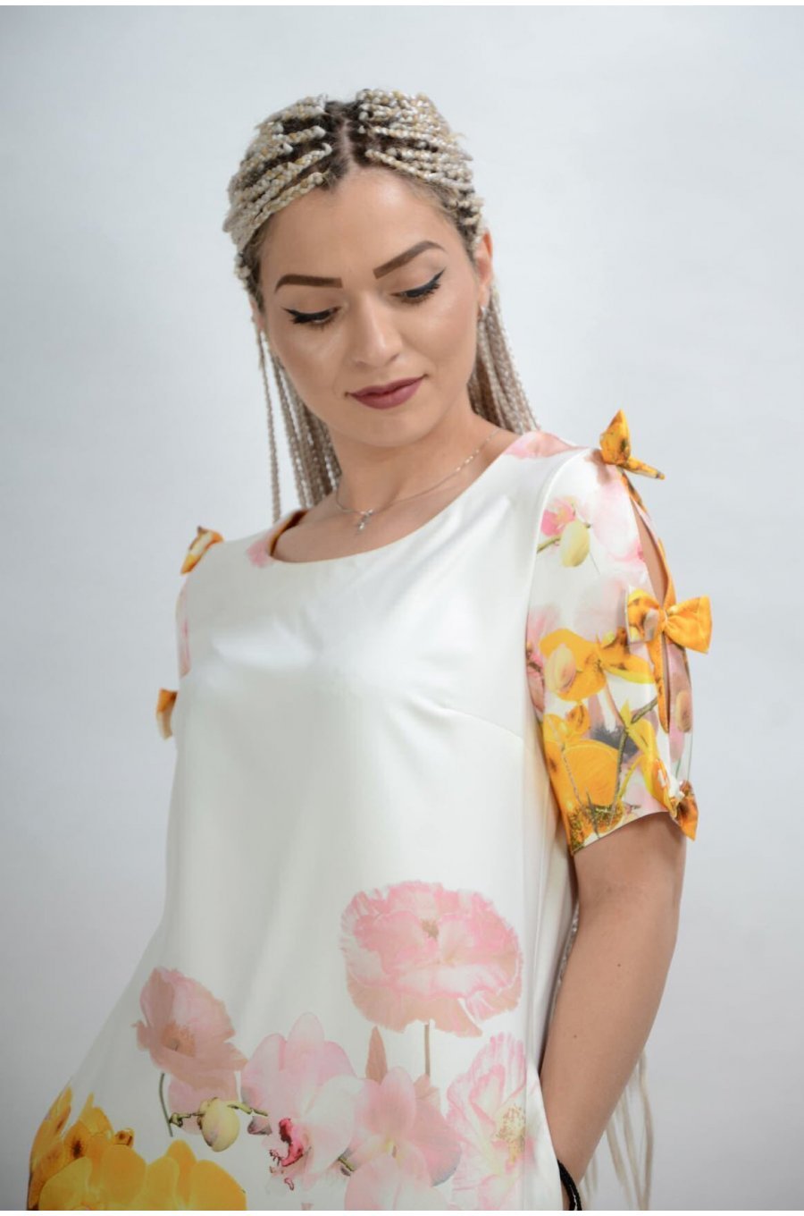 Rochie midi alba cu flori galbene croi A Barbara 4 - jojofashion.ro