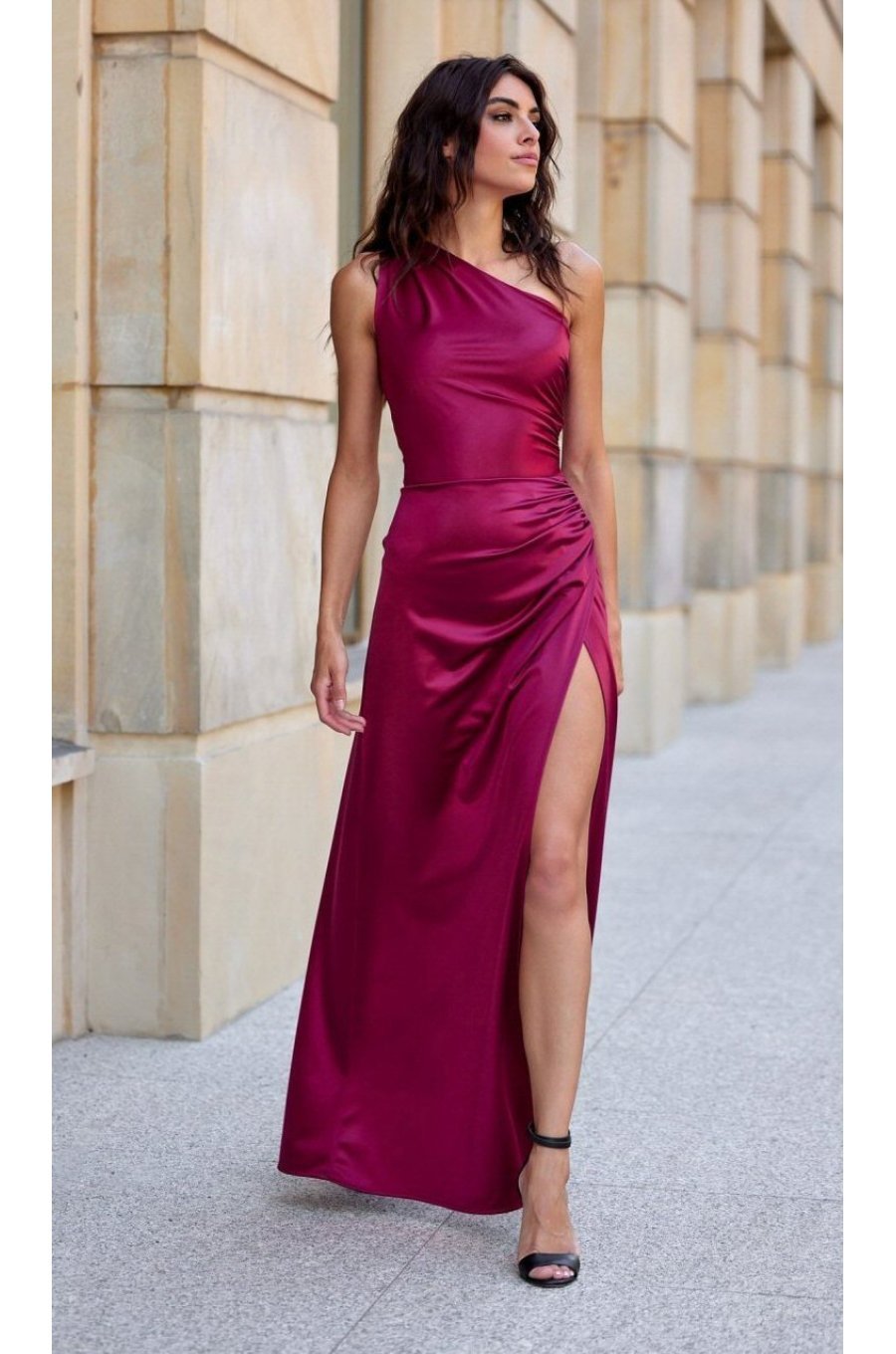 Rochie lunga din satin burgundy cu un umar gol Inez Rochie lunga din satin burgundy cu un umar gol Inez 1 - jojofashion.ro