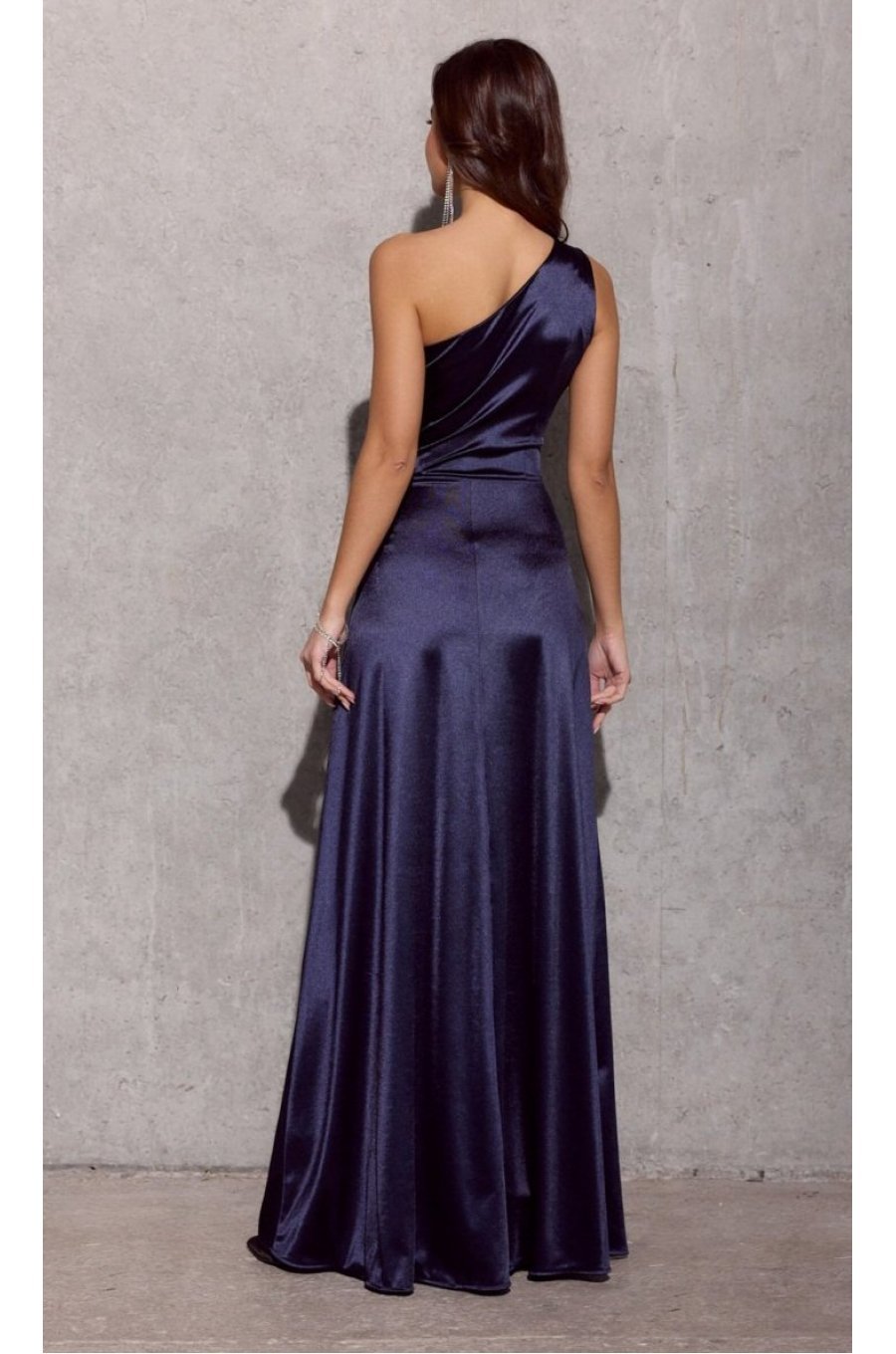 Rochie lunga din satin bleumarin navy cu un umar gol Inez 2 - jojofashion.ro