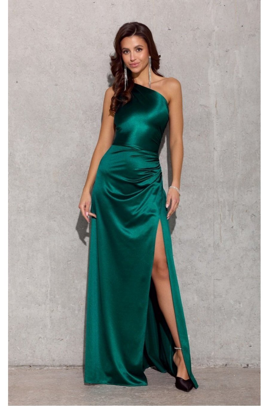 Rochie lunga verde smarald din satin cu un umar gol Inez 1 - jojofashion.ro