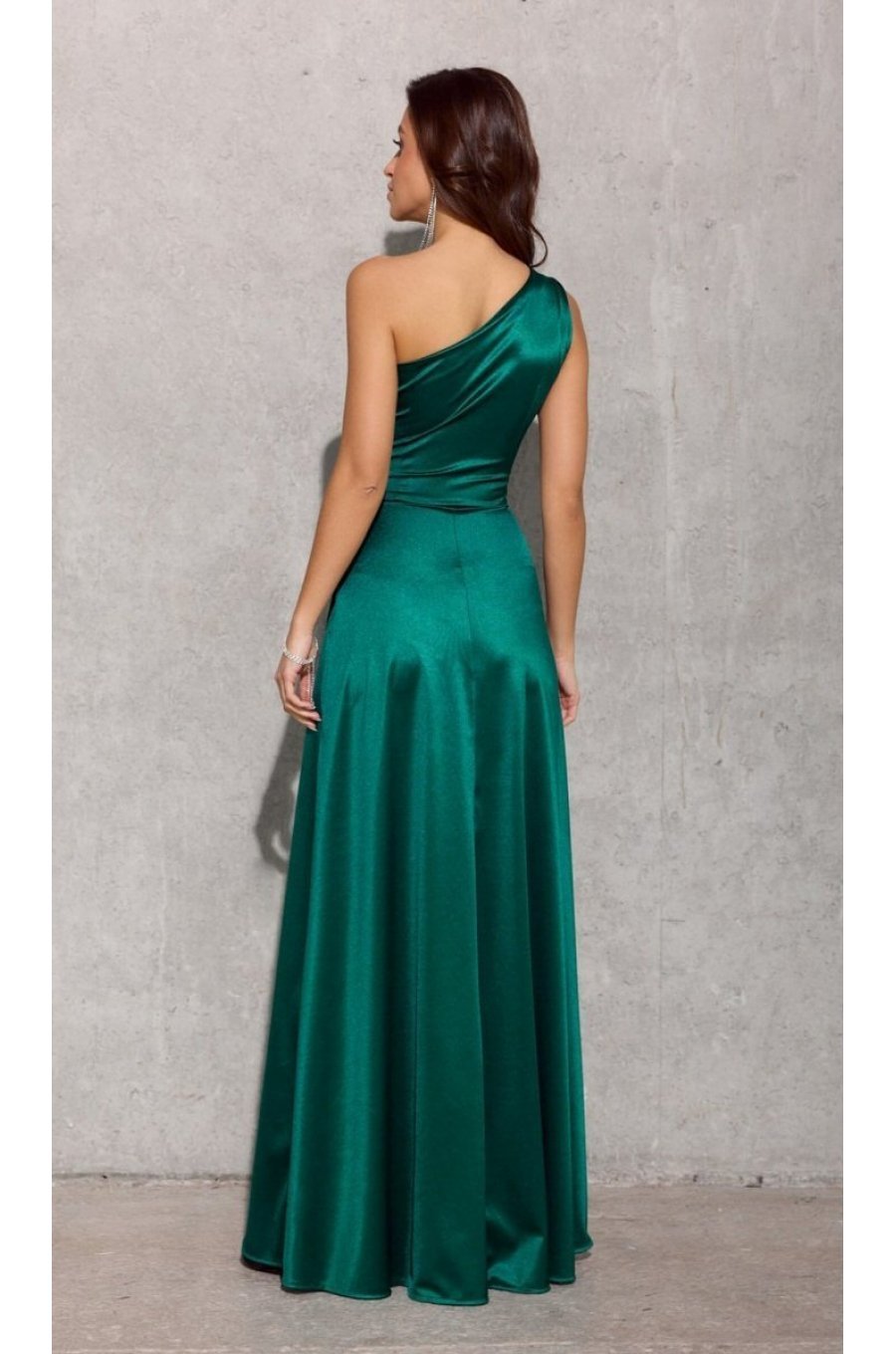 Rochie lunga verde smarald din satin cu un umar gol Inez 2 - jojofashion.ro