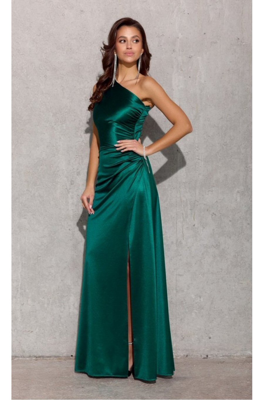 Rochie lunga verde smarald din satin cu un umar gol Inez 3 - jojofashion.ro