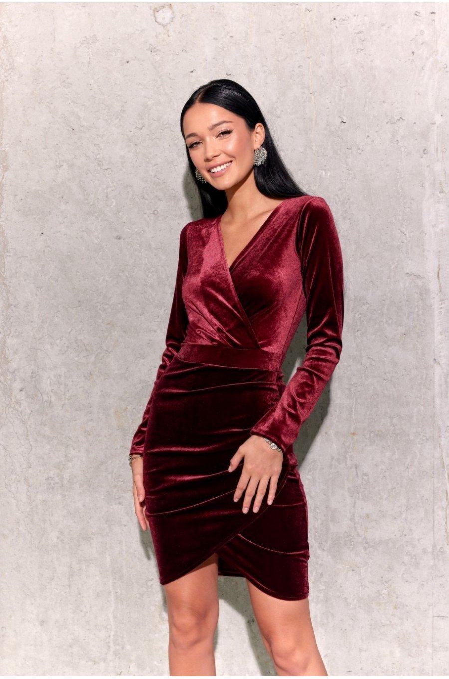 Rochie scurta mulata din catifea burgundy cu maneca lunga petrecuta Lissa Rochie scurta mulata din catifea burgundy cu maneca lunga petrecuta Lissa 1 - jojofashion.ro