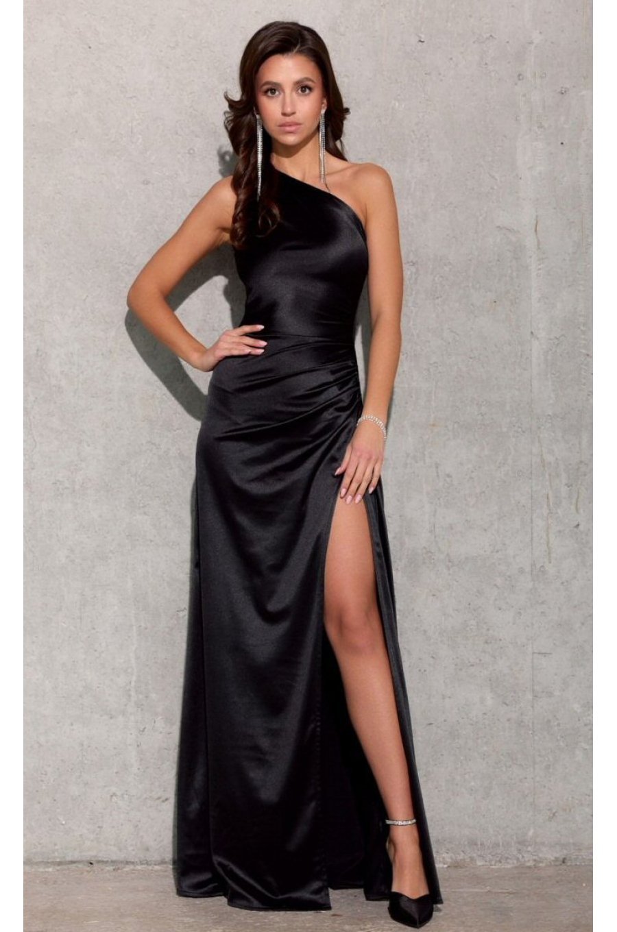 Rochie lunga neagra din satin cu un umar gol Inez 1 - jojofashion.ro