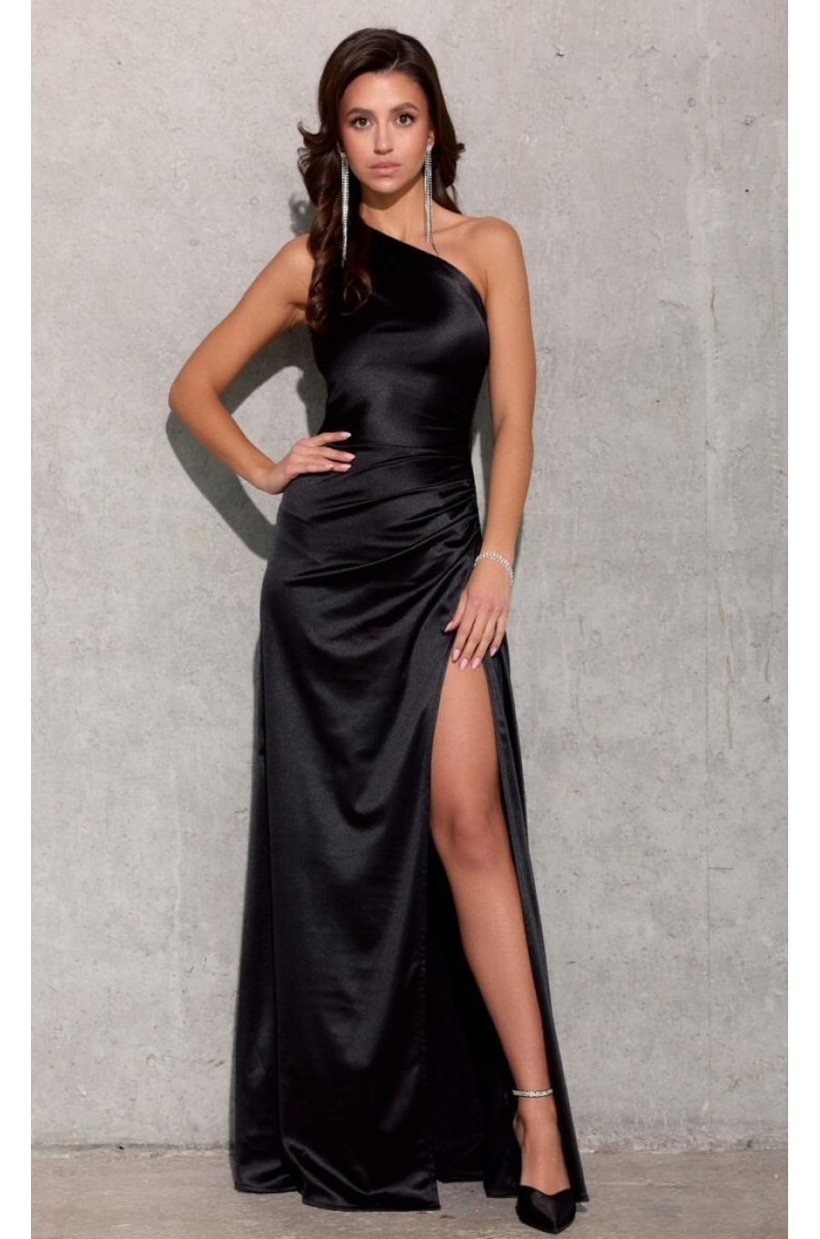 Rochie de seara lunga, din satin, neagra, cu un umar gol, Inez 1 - jojofashion.ro