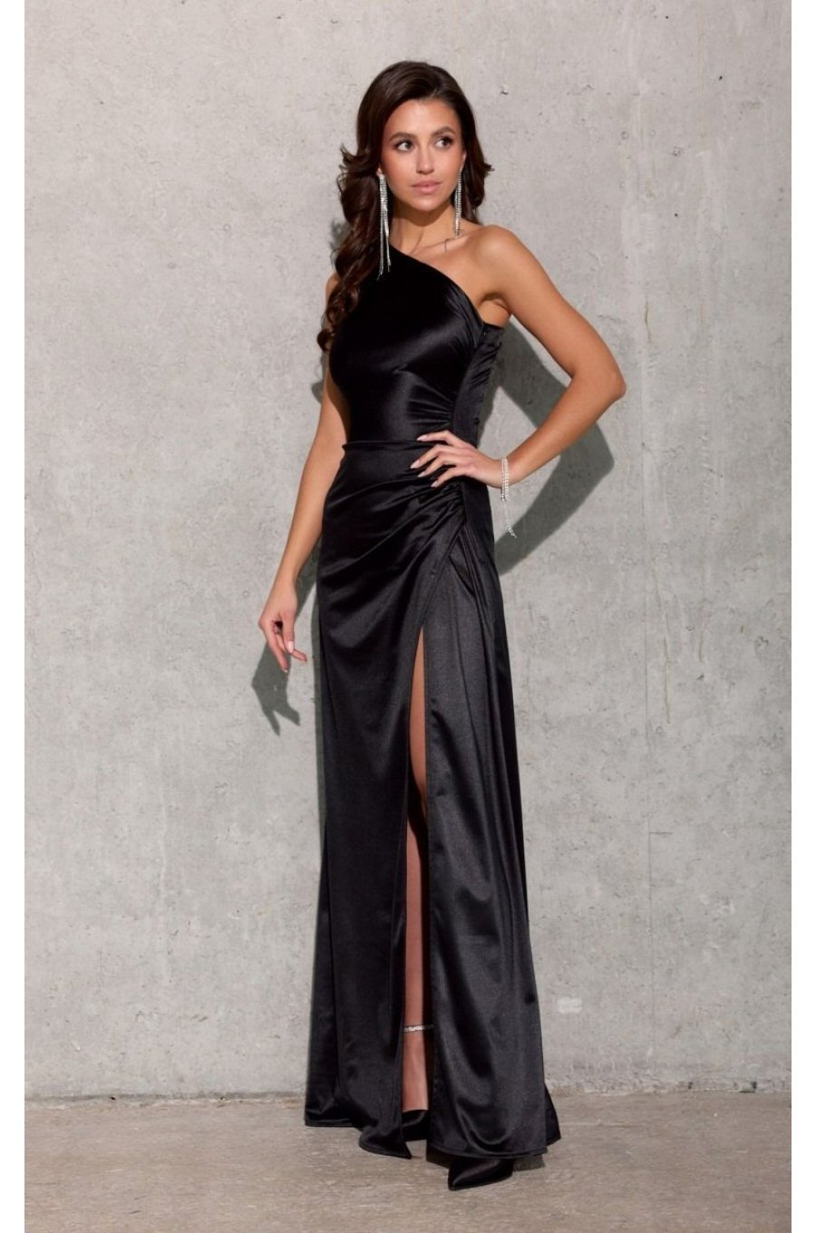 Rochie lunga neagra din satin cu un umar gol Inez 3 - jojofashion.ro