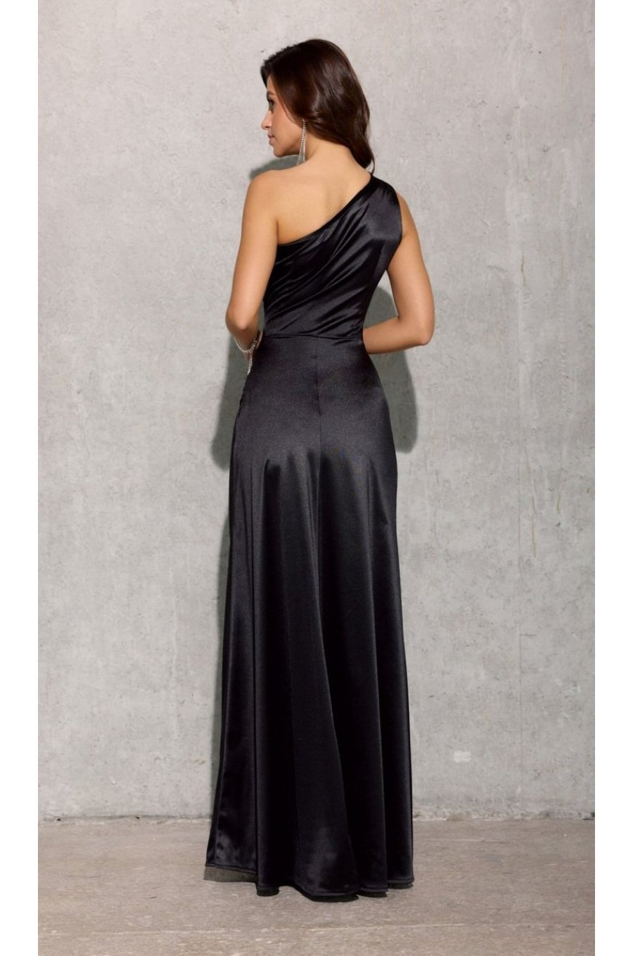 Rochie lunga neagra din satin cu un umar gol Inez 2 - jojofashion.ro