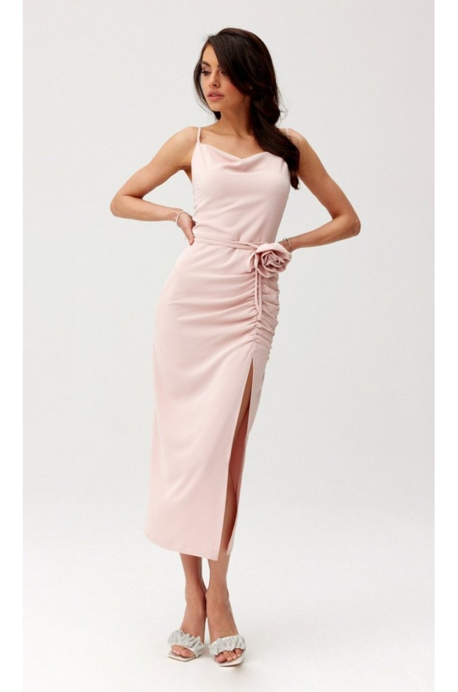 Rochie roz pudra mulata midi cu floare MaribelR Rochie roz pudra mulata midi cu floare MaribelR 1 - jojofashion.ro