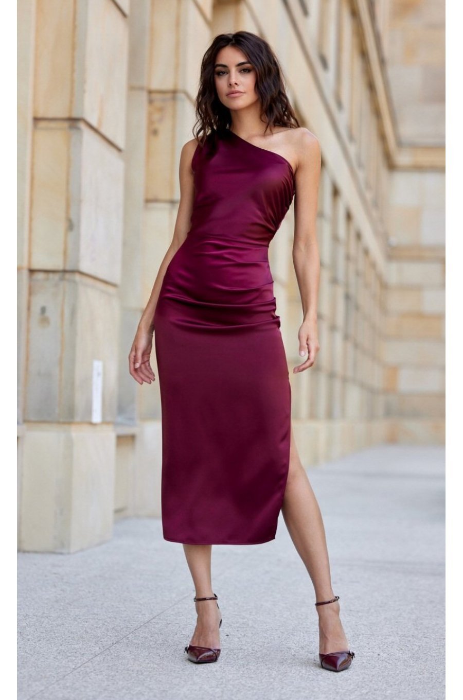 Rochie lunga din satin burgundy mulata cu un umar gol Lamia 1 - jojofashion.ro
