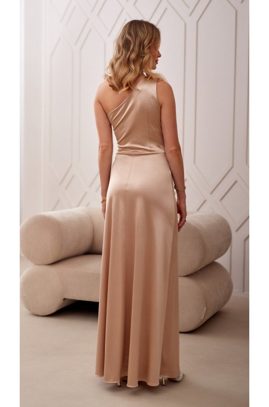Rochie lunga din satin bej cu un umar gol Inez 2 - jojofashion.ro