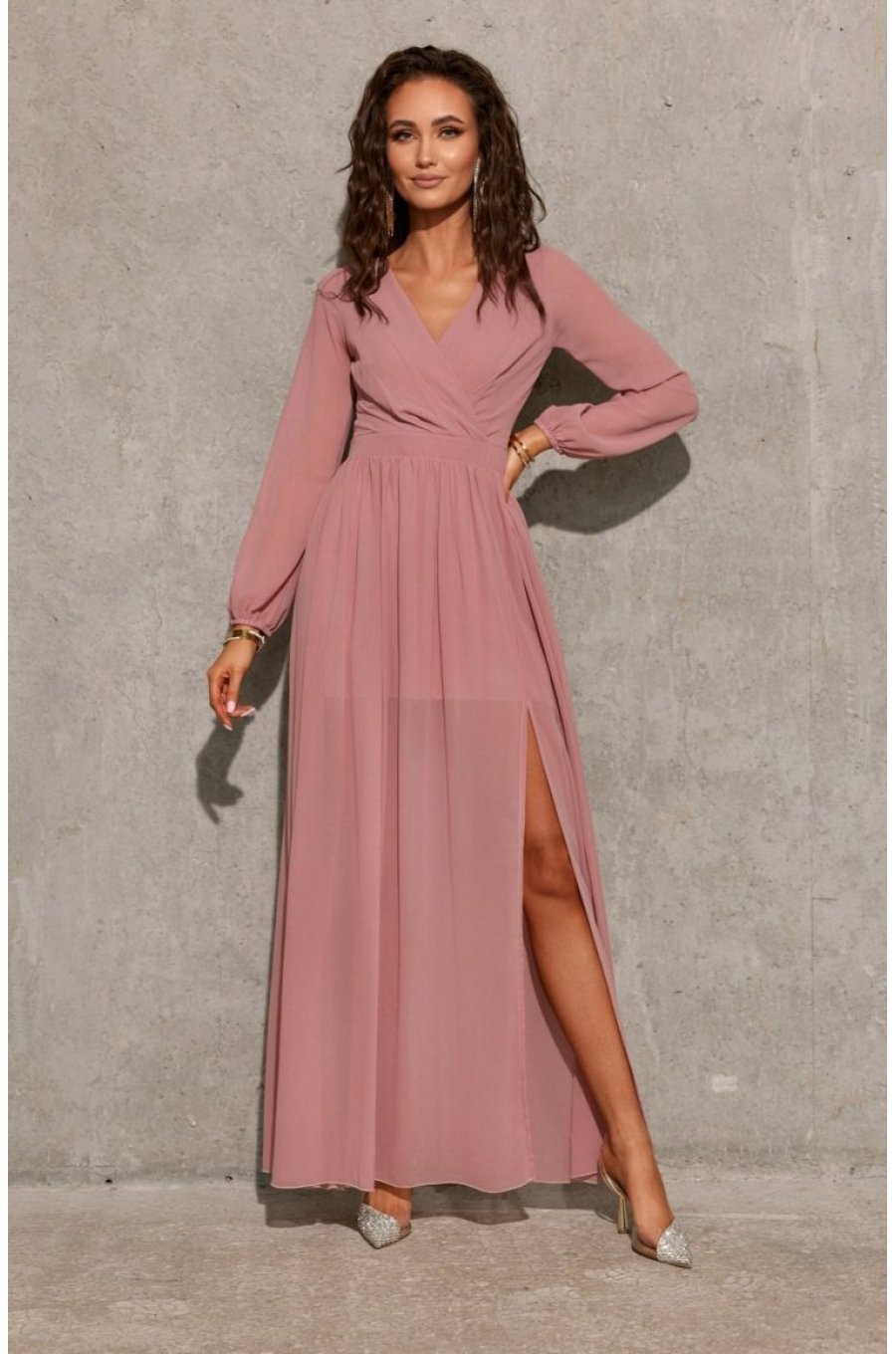 Rochie lunga din voal chiffon roz pudra vaporoasa cu maneca lunga Stella 1 - jojofashion.ro