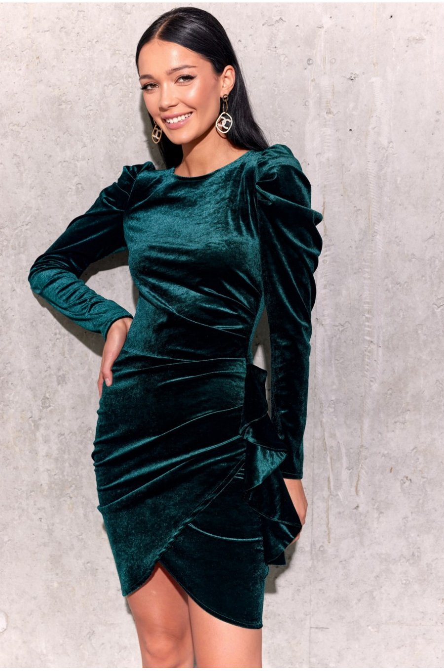 Rochie scurta verde mulata din catifea cu maneca lunga Lola Rochie scurta verde mulata din catifea cu maneca lunga Lola 1 - jojofashion.ro