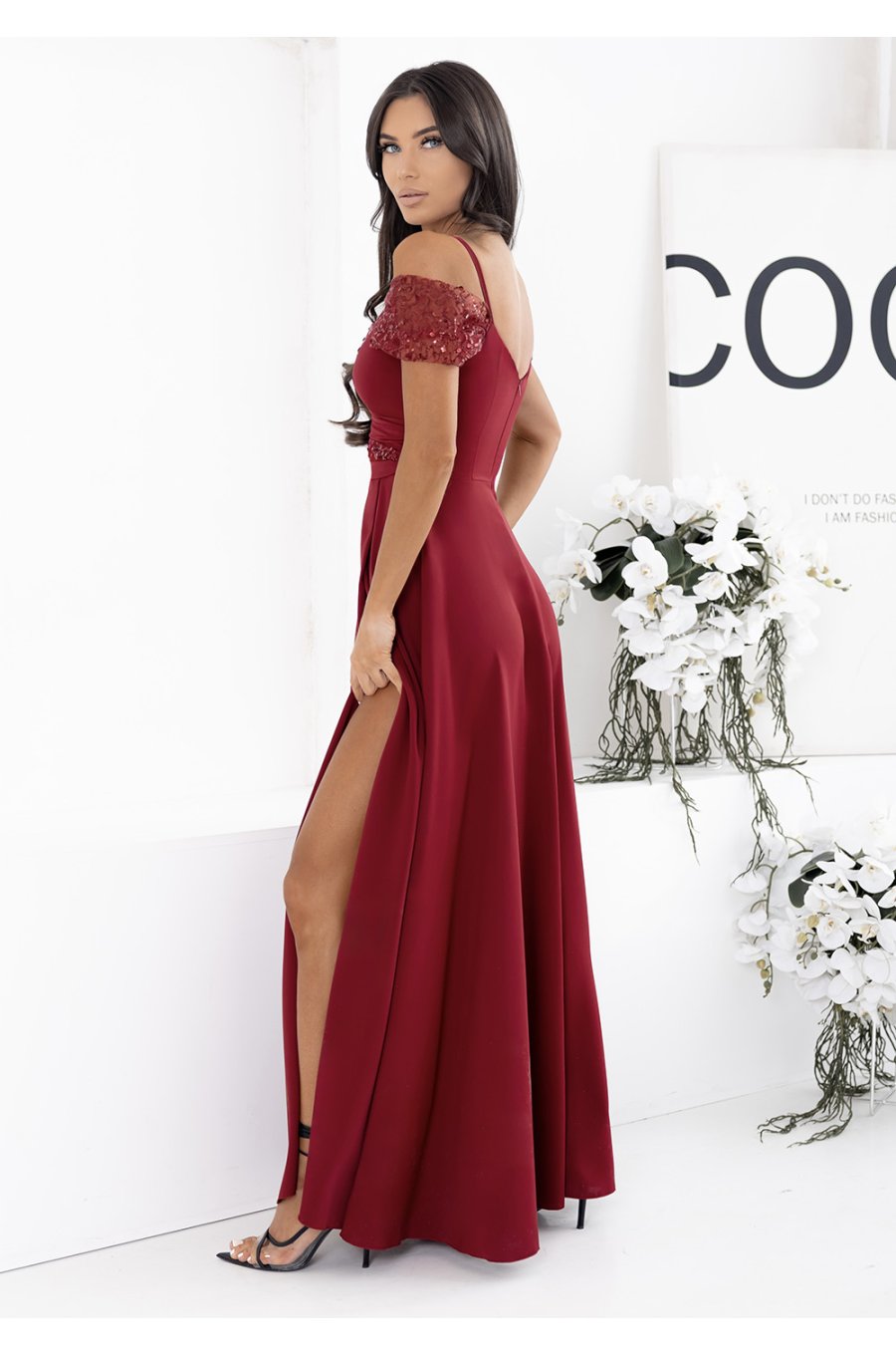 Rochie de ocazie eleganta lunga burgundy cu umeri goi si paiete Valentina2 2 - jojofashion.ro