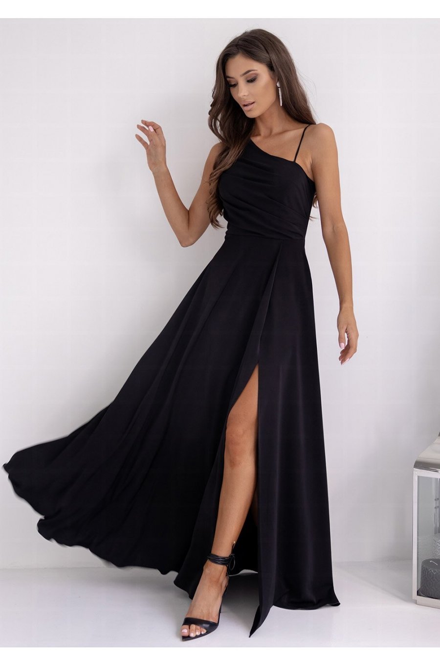 Rochie de ocazie lunga neagra cu un umar gol vaporoasa Monako 2 - jojofashion.ro
