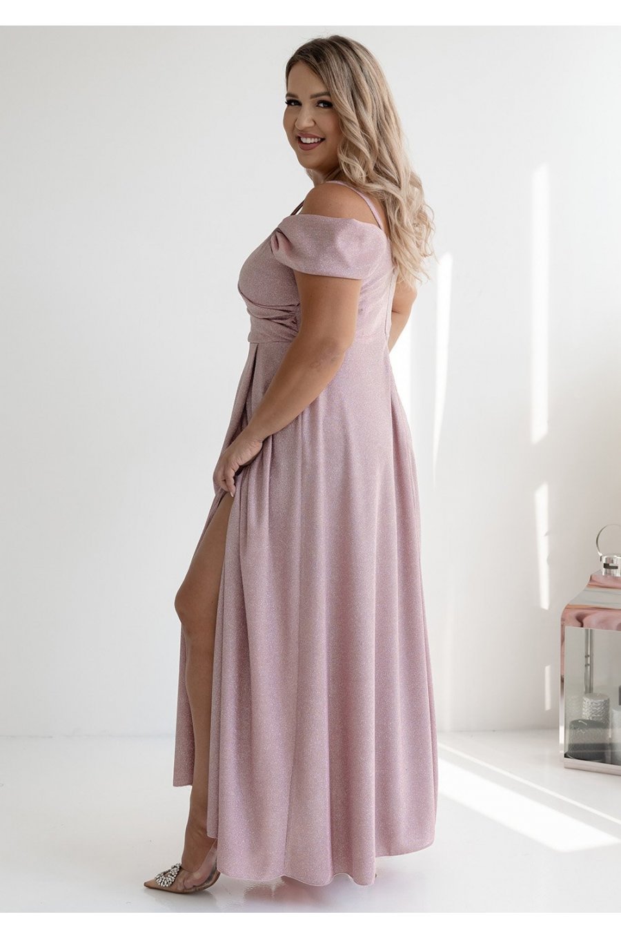 Rochie lunga eleganta glitter roz pal cu umerii goi ValentinaLux 4 - jojofashion.ro