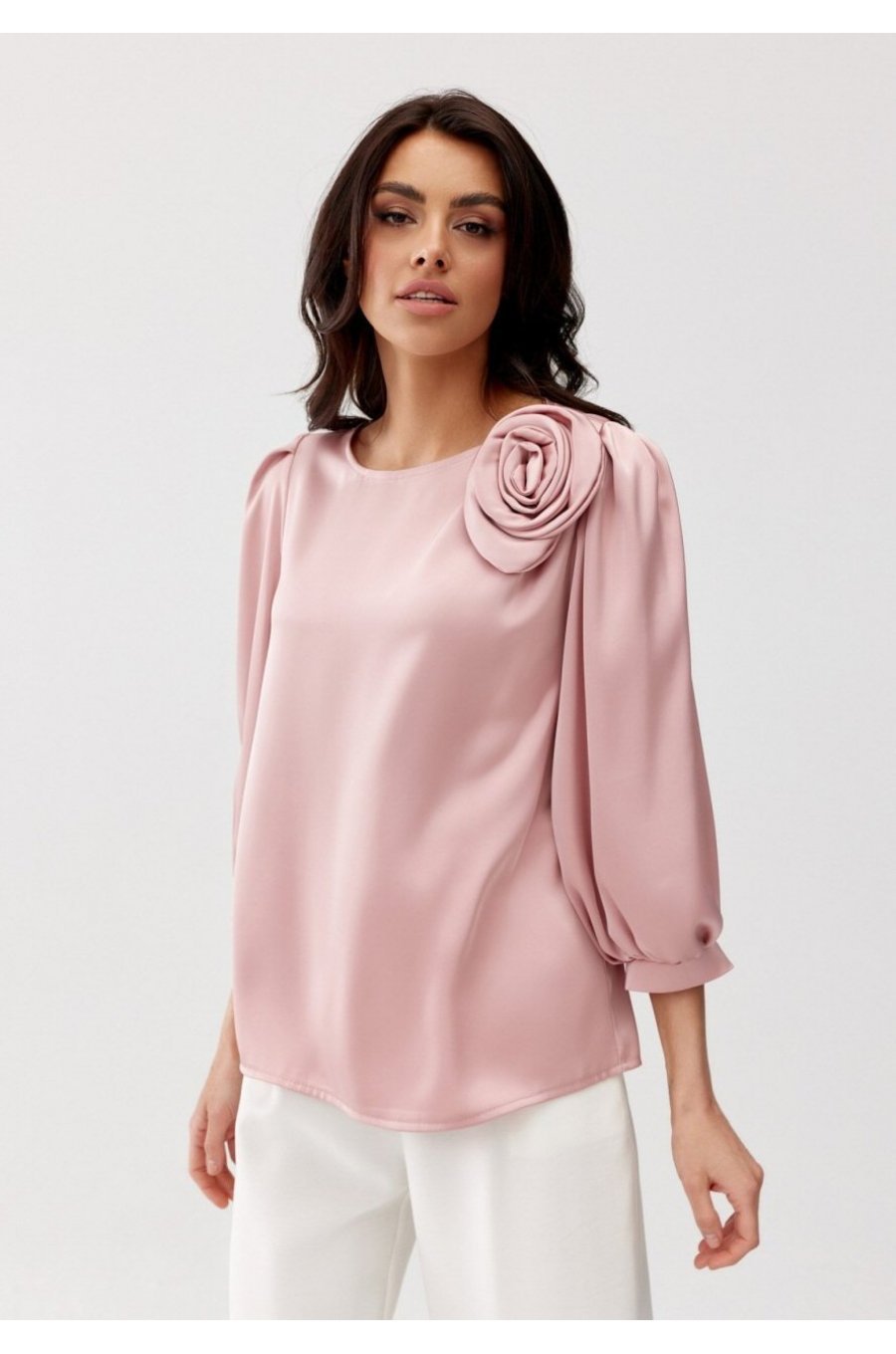 Bluza dama eleganta, din satin, roz pudra, cu floare, GianaR Bluza dama eleganta, din satin, roz pudra, cu floare, GianaR 1 - jojofashion.ro