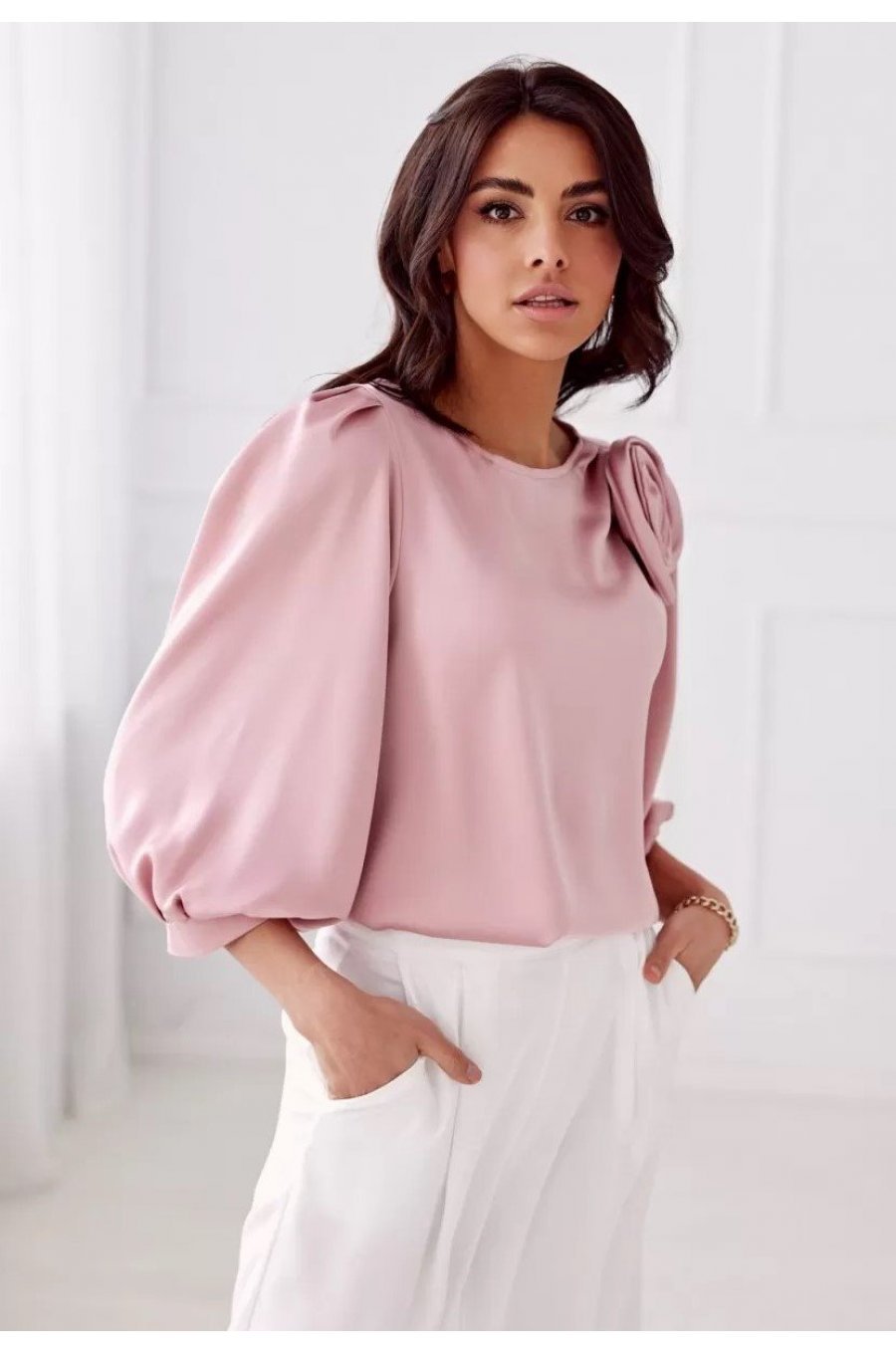 Bluza dama eleganta, din satin, roz pudra, cu floare, GianaR Bluza dama eleganta, din satin, roz pudra, cu floare, GianaR 3 - jojofashion.ro