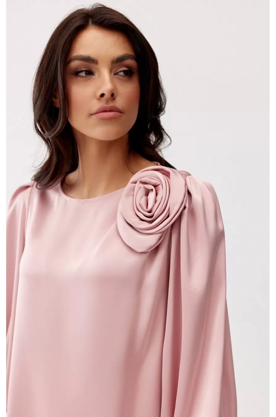 Bluza dama eleganta, din satin, roz pudra, cu floare, GianaR Bluza dama eleganta, din satin, roz pudra, cu floare, GianaR 5 - jojofashion.ro