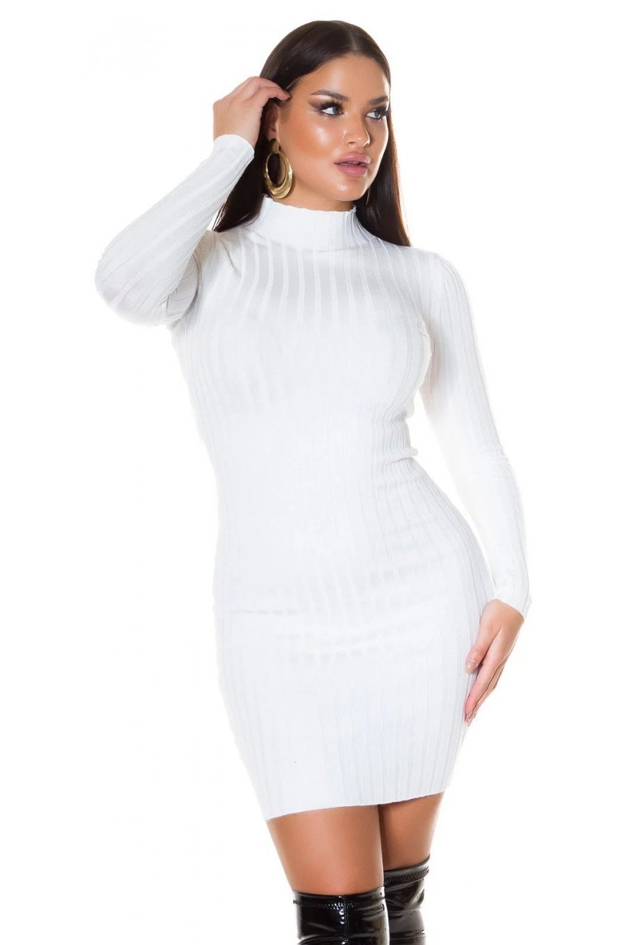 Rochie tricotata, scurta, vascoza, alba cu guler inalt Julyanna Rochie tricotata, scurta, vascoza, alba cu guler inalt Julyanna 1 - jojofashion.ro