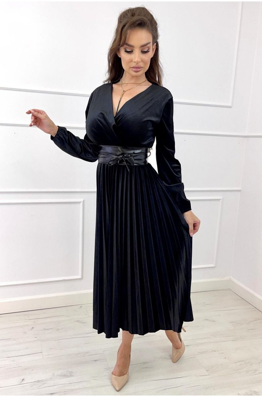 Rochie lunga neagra din catifea plisata cu maneca lunga Star 1 - jojofashion.ro