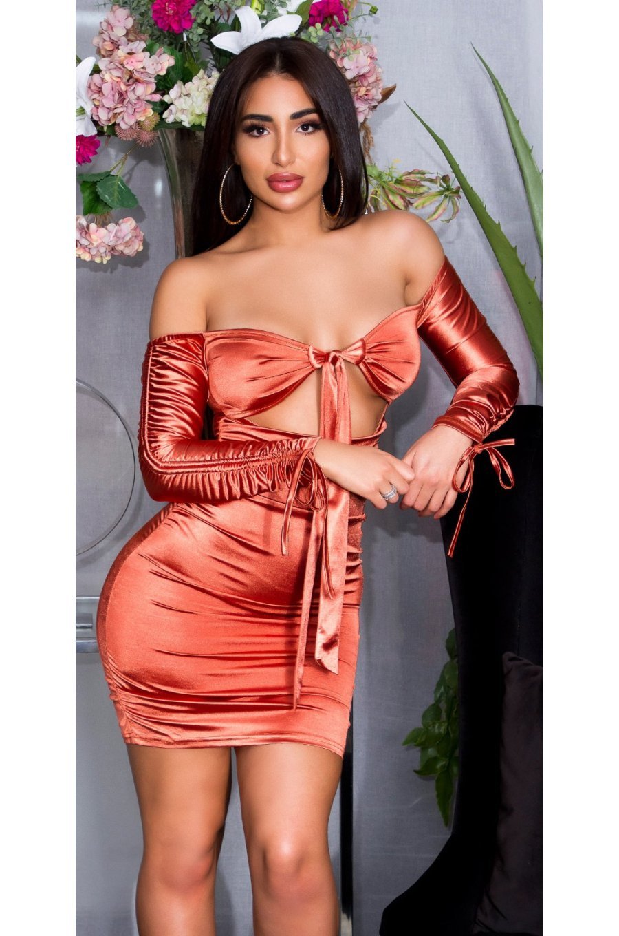 Rochie scurta din satin bronz mulata cu umerii goi Oksana Rochie scurta din satin bronz mulata cu umerii goi Oksana 1 - jojofashion.ro