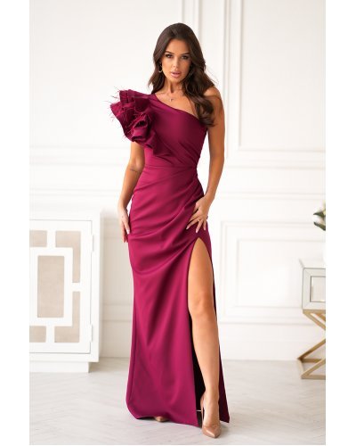 Rochie eleganta lunga burgundy cu un umar gol cu volan si pene Reyna Rochii lungi, Rochie eleganta lunga burgundy cu un umar gol cu volan si pene Reyna - jojofashion.ro