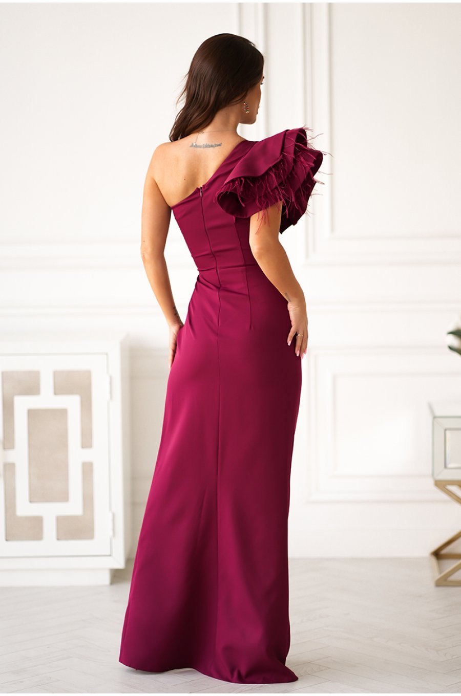 Rochie eleganta lunga burgundy cu un umar gol cu volan si pene Reyna 3 - jojofashion.ro
