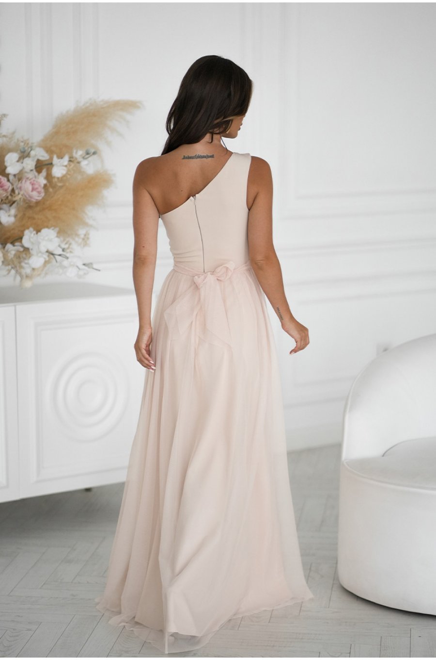 Rochie eleganta lunga din tulle  bej cu paiete vaporoasa cu un umar gol Amaryllis 2 - jojofashion.ro