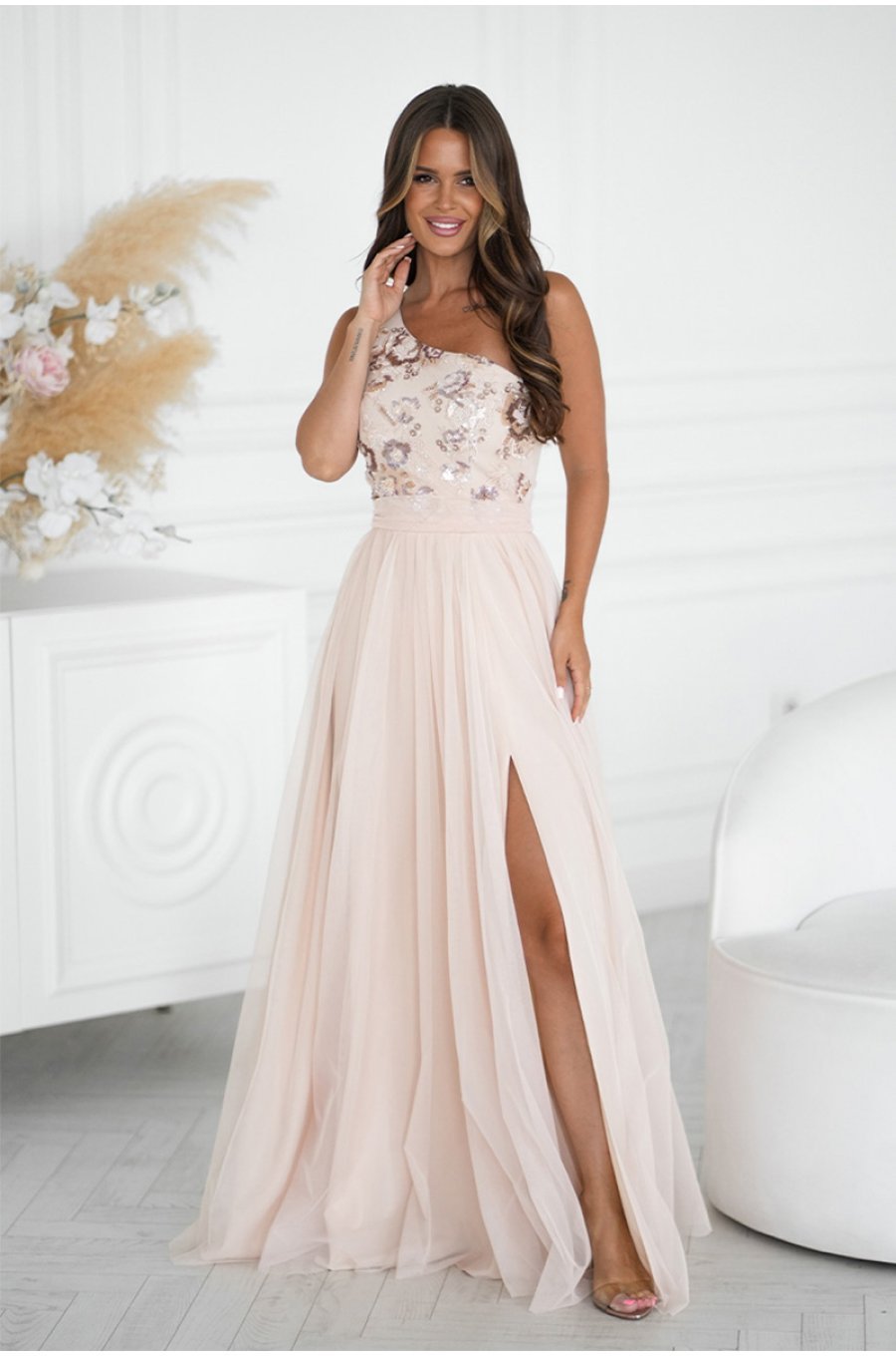 Rochie eleganta lunga din tulle  bej cu paiete vaporoasa cu un umar gol Amaryllis 1 - jojofashion.ro