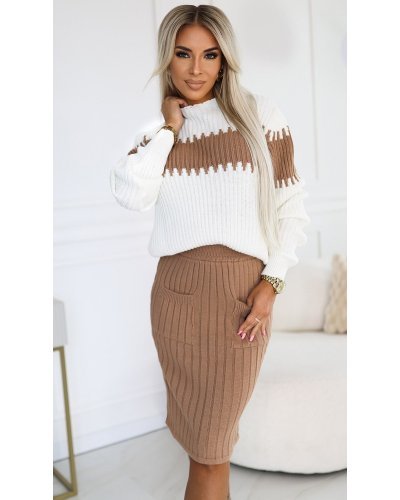 Tinuta din doua piese, fusta maro si bluza alba cu guler inalt, tricotata, Dyerra Tinuta din doua piese, fusta maro si bluza alba cu guler inalt, tricotata, Dyerra - jojofashion.ro