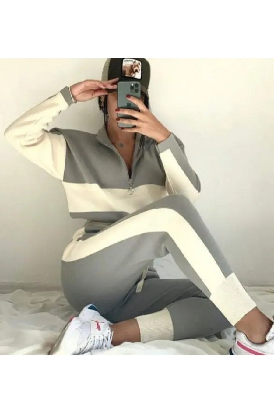 Trening casual din tricot gri cu dungi albe Desiree Trening casual din tricot gri cu dungi albe Desiree 1 - jojofashion.ro