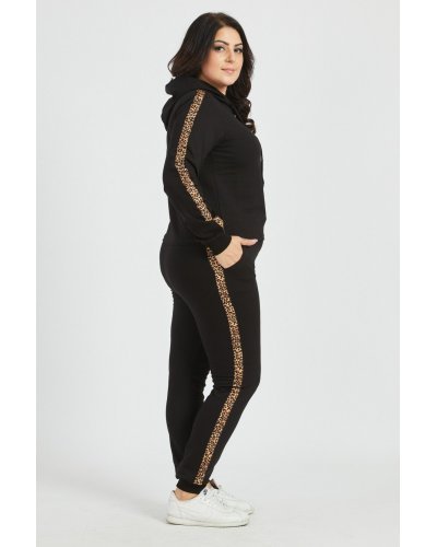 Trening dama XXL, negru cu dungi animal print Tammy Treninguri dama, Trening dama XXL, negru cu dungi animal print Tammy - jojofashion.ro