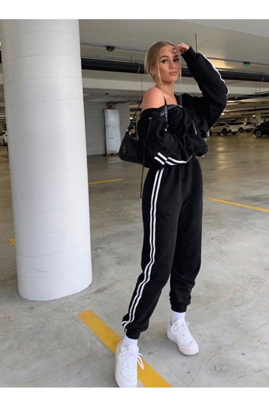 Trening dama sport negru cu dungi albe Caroline Trening dama sport negru cu dungi albe Caroline 1 - jojofashion.ro