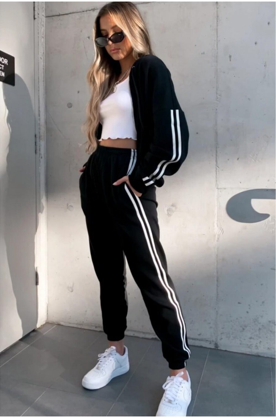 Trening dama sport negru cu dungi albe Caroline Trening dama sport negru cu dungi albe Caroline 2 - jojofashion.ro