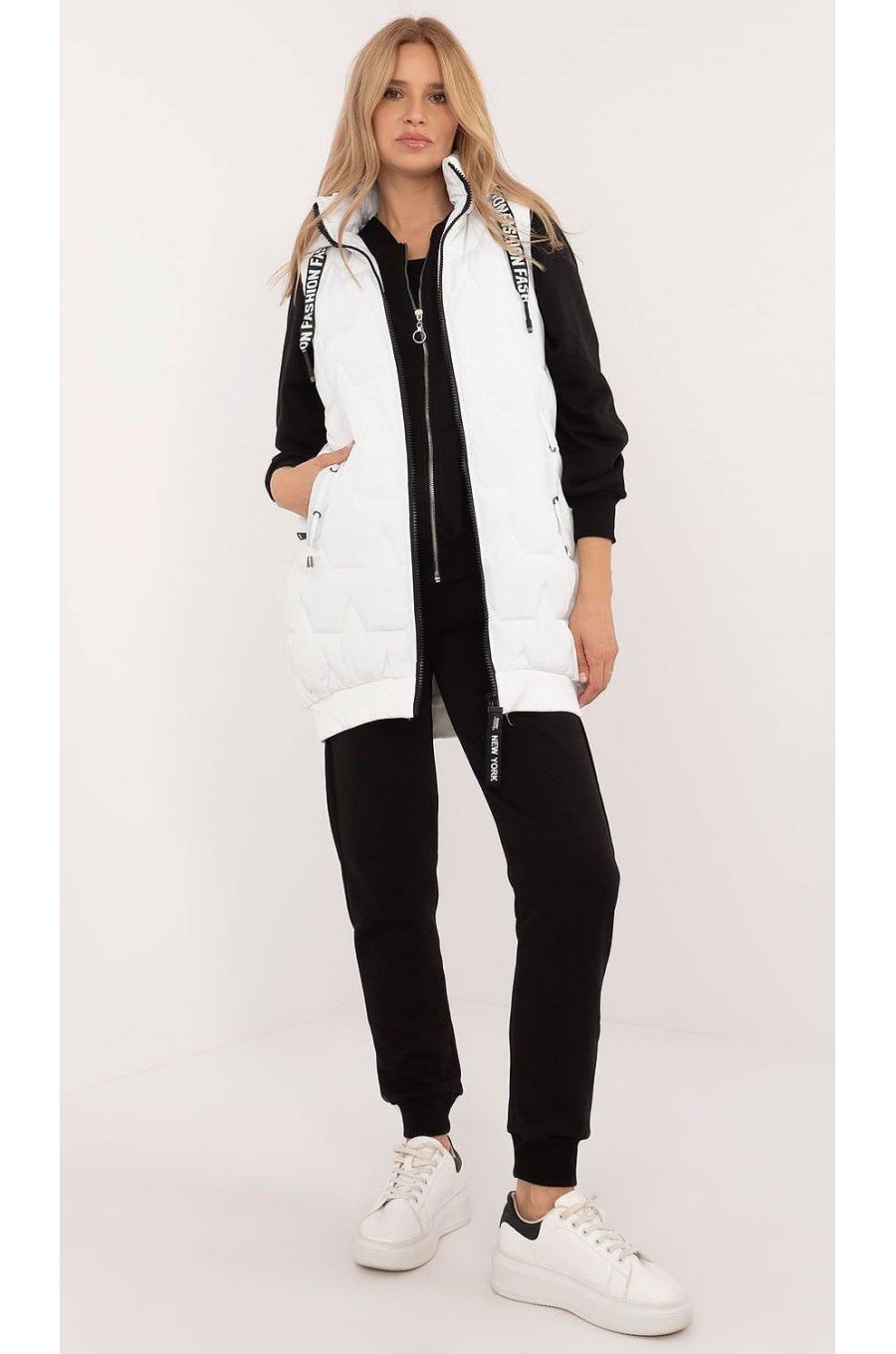 Vesta alba de dama, matlasata, midi, cu gluga, Lournes Vesta alba de dama, matlasata, midi, cu gluga, Lournes 1 - jojofashion.ro