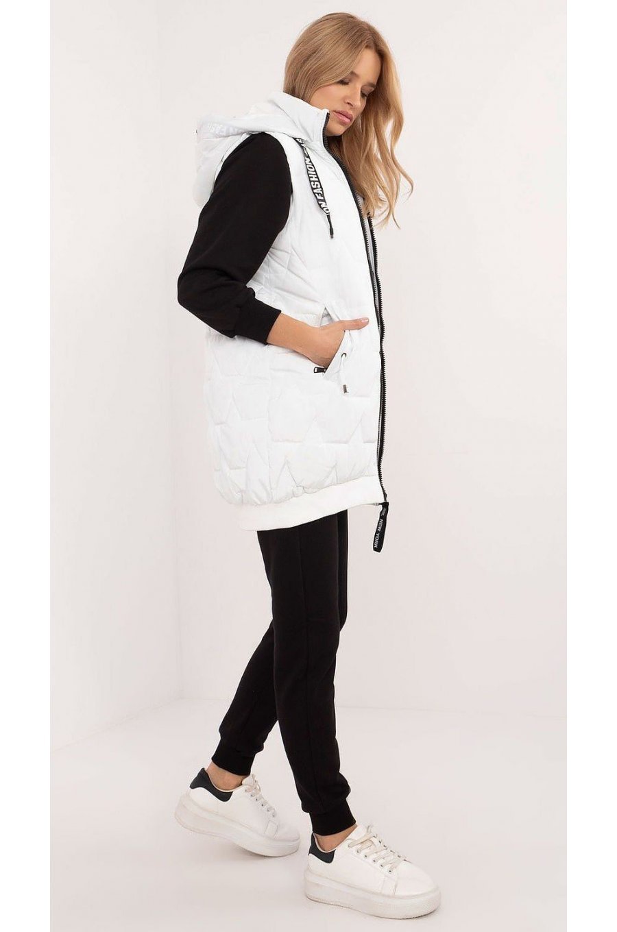 Vesta alba de dama, matlasata, midi, cu gluga, Lournes Vesta alba de dama, matlasata, midi, cu gluga, Lournes 2 - jojofashion.ro