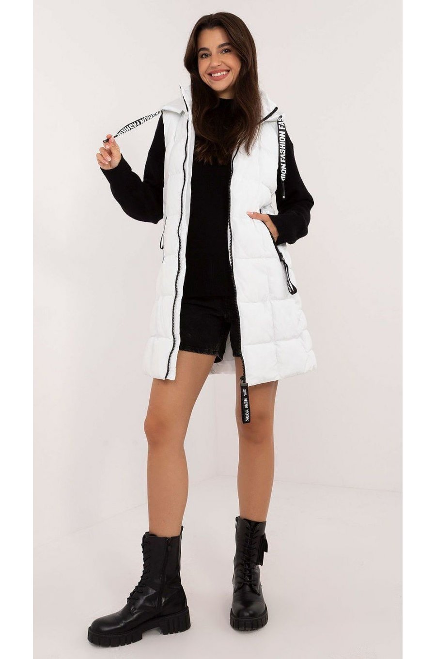 Vesta dama alba matlasata, midi, cu gluga, Shania Vesta dama alba matlasata, midi, cu gluga, Shania 1 - jojofashion.ro