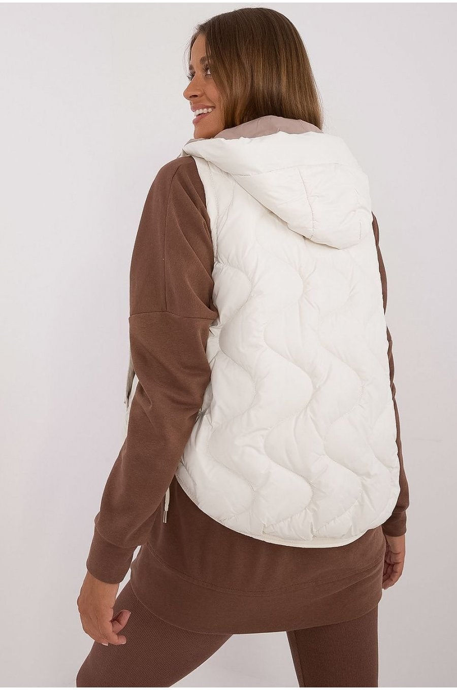 Vesta dama alba MBM, matlasata, cu puf si gluga, Ruky Vesta dama alba MBM, matlasata, cu puf si gluga, Ruky 3 - jojofashion.ro