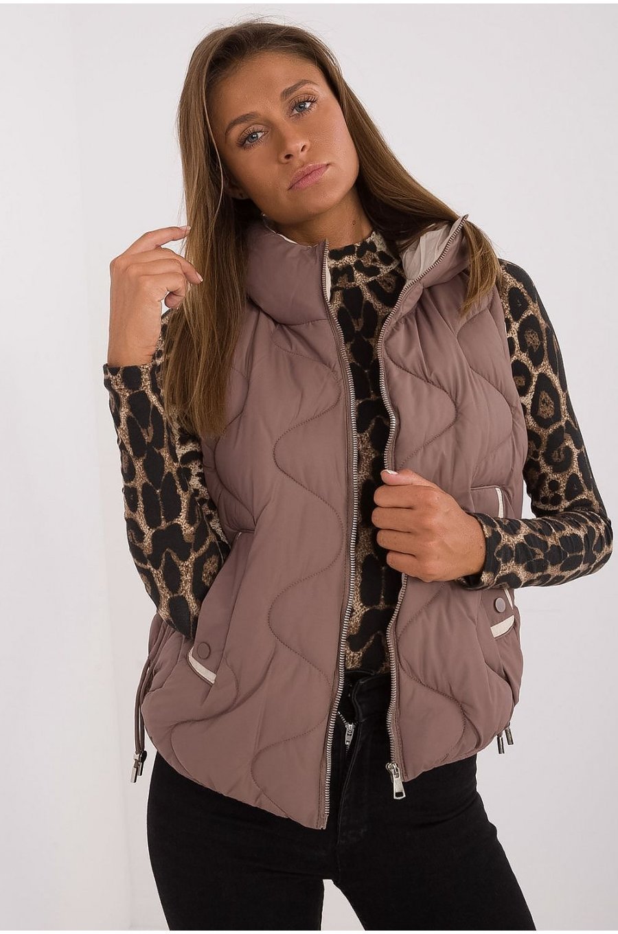 Vesta dama cappuccino MBM, matlasata, cu puf si gluga, Ruky3 Vesta dama cappuccino MBM, matlasata, cu puf si gluga, Ruky3 1 - jojofashion.ro
