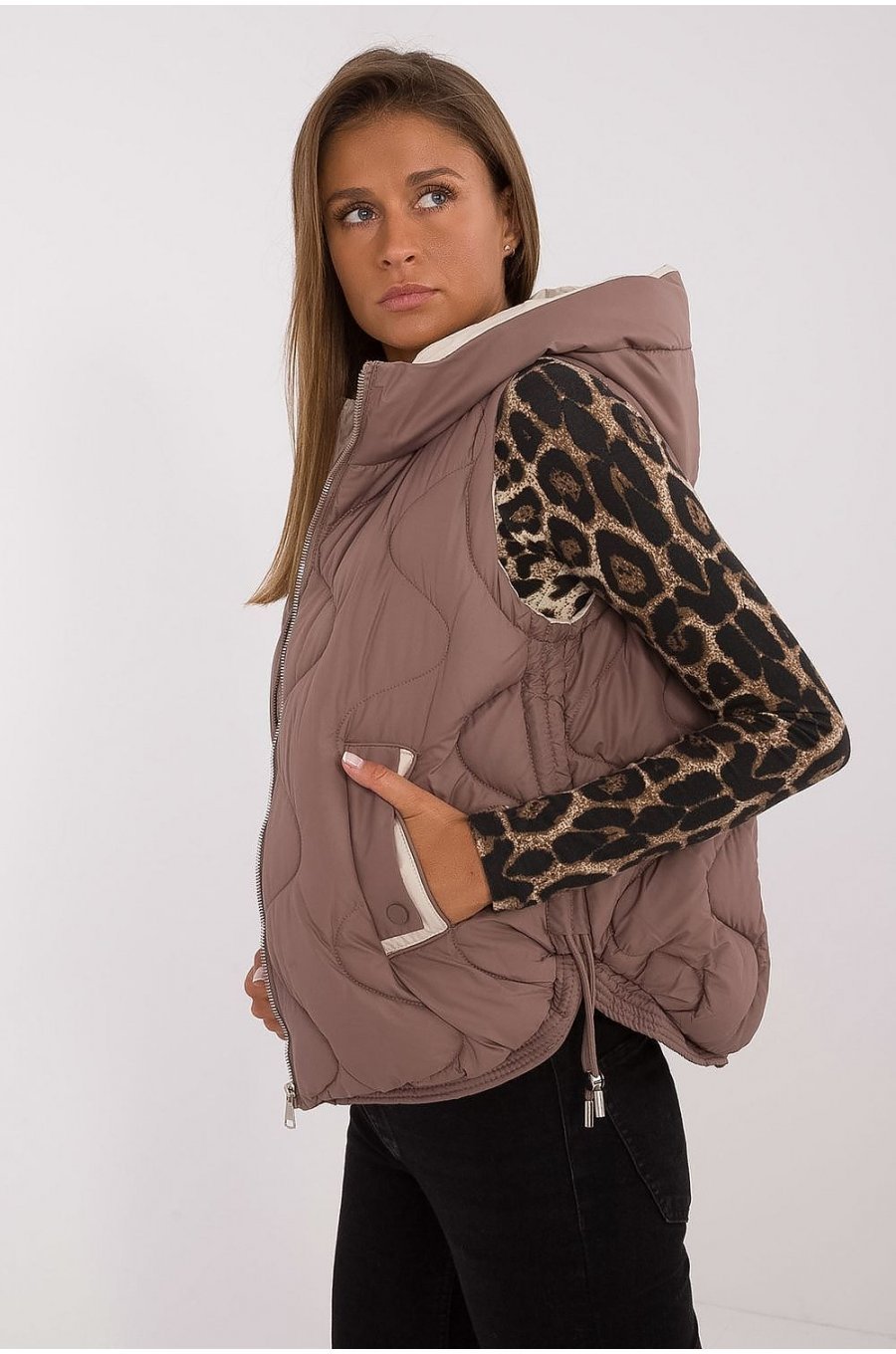 Vesta dama cappuccino MBM, matlasata, cu puf si gluga, Ruky3 Vesta dama cappuccino MBM, matlasata, cu puf si gluga, Ruky3 2 - jojofashion.ro
