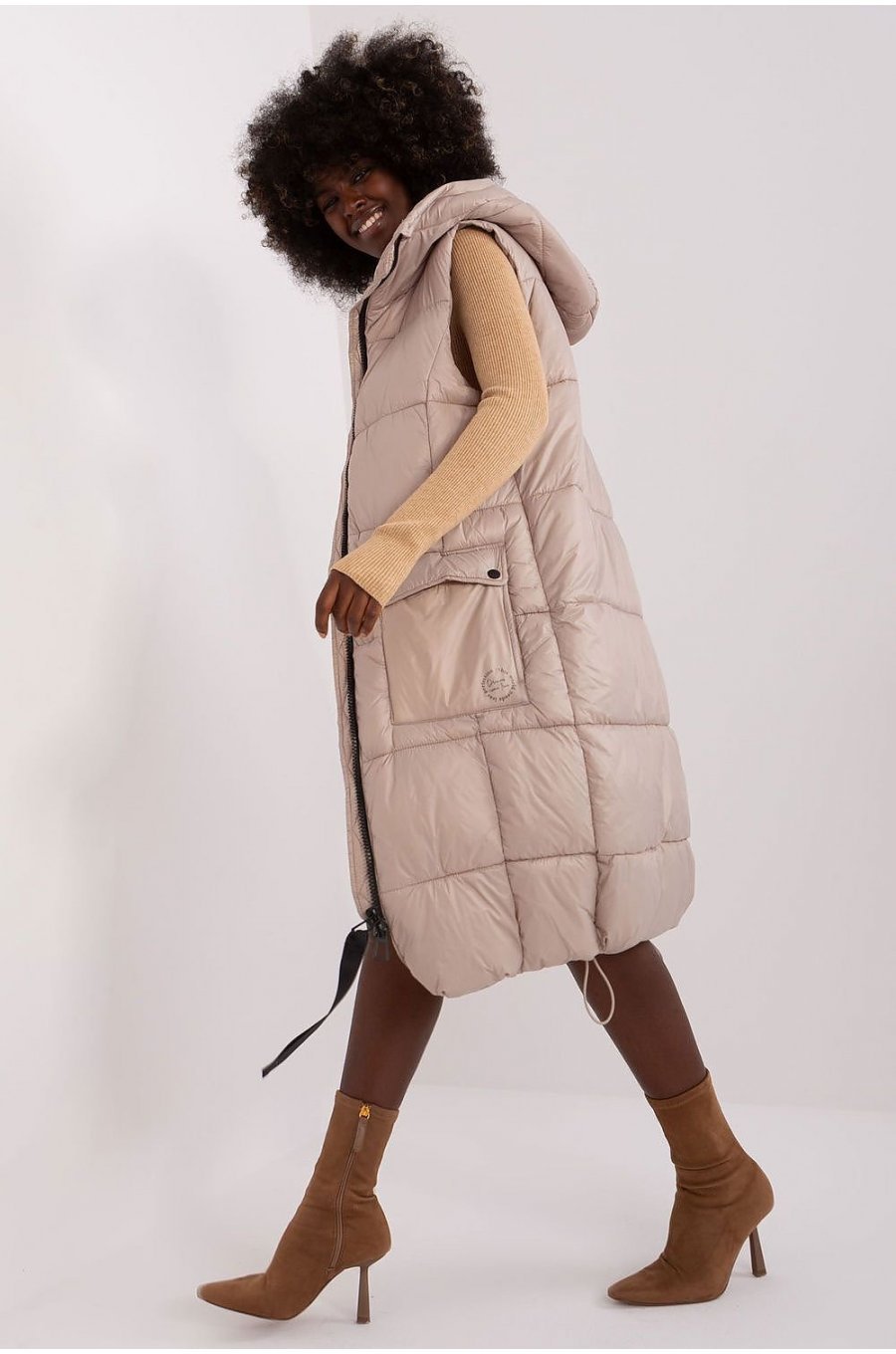 Vesta dama lunga, matlasata, bej, cu gluga si buzunare, Chelsee Vesta dama lunga, matlasata, bej, cu gluga si buzunare, Chelsee 2 - jojofashion.ro