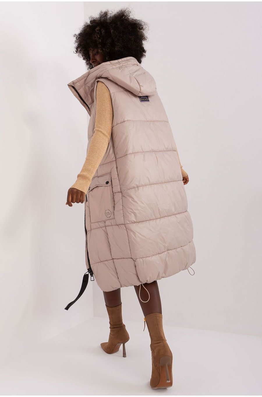 Vesta dama lunga, matlasata, bej, cu gluga si buzunare, Chelsee Vesta dama lunga, matlasata, bej, cu gluga si buzunare, Chelsee 3 - jojofashion.ro